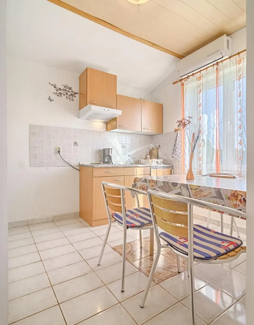 Apartments Marin Medulin 0*,