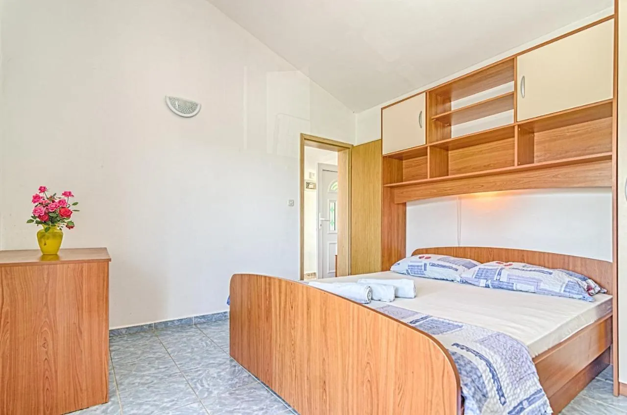 Apartments Marin Medulin 0*,